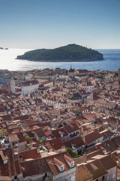 Croatia, Dubrovnik, Elevated view of old town and nearby island