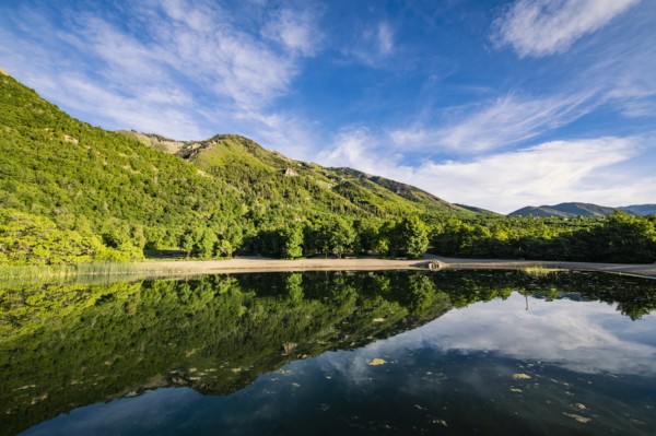 USA, Utah, Salem, Landscape with lake and mountains