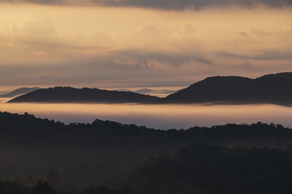 USA, Georgia, Fog and clouds above Blue Ridge Mountains at sunrise
