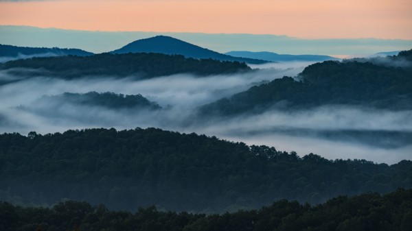 USA, Georgia, Blue Ridge Mountains covered with fog at sunrise
