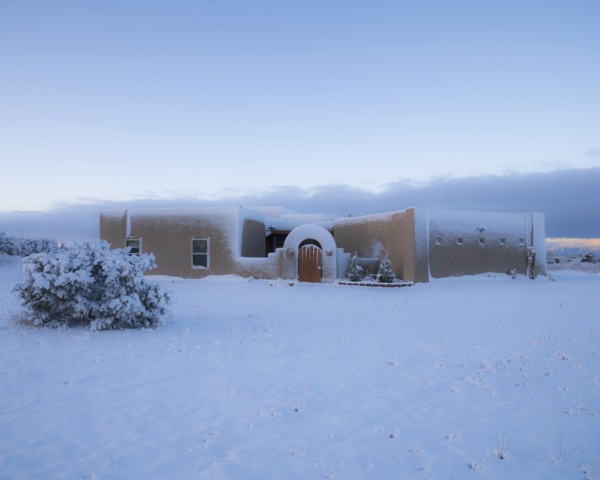 Usa, New Mexico, Santa Fe, Adobe style house covered with snow in winter
