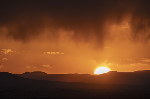 Usa, New Mexico, Santa Fe, El Dorado, Sun setting over landscape with clouds