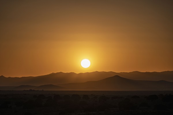 Usa, New Mexico, Santa Fe, El Dorado, Sun setting over desert landscape