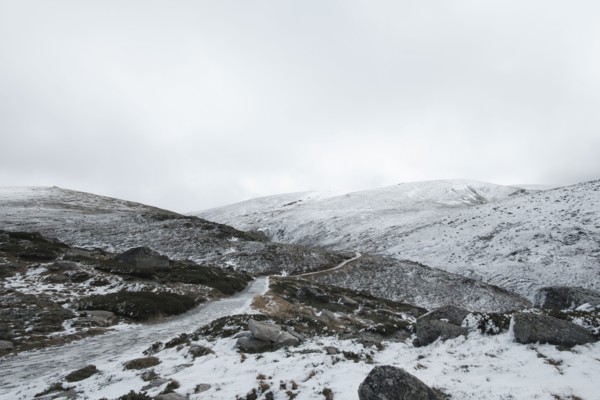 Australia, New South Wales, Snowy trail in mountains at Charlotte Pass in Kosciuszko National Park
