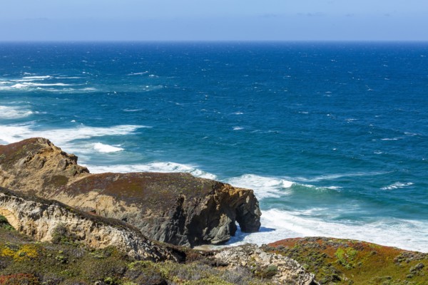 Usa, California, Big Sur, Pacific Ocean coastline with rocky cliffs