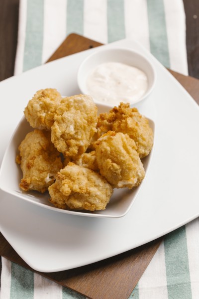 Chicken nuggets and dipping sauce