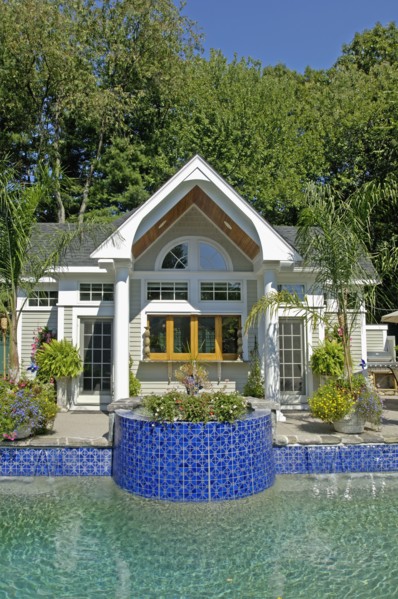 Contemporary pool house and swimming pool