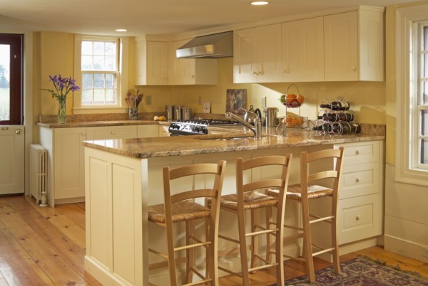 Traditional kitchen with breakfast bar