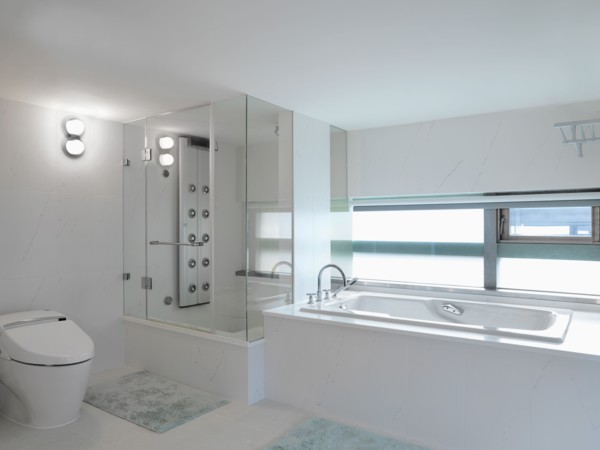 Large white modern bathroom