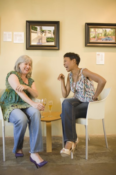Women in gallery drinking champagne
