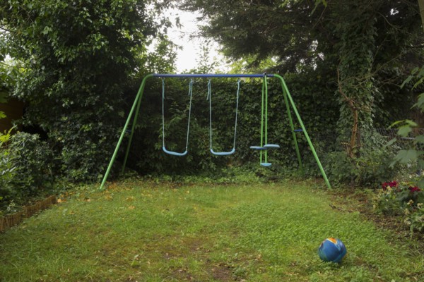 Empty swing set in backyard