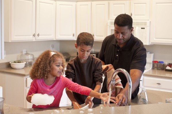 Family washing dishes together