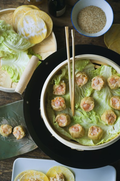 Asian dumpling in steamer with cabbage