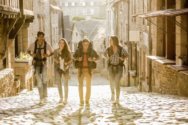 Friends backpacking in city