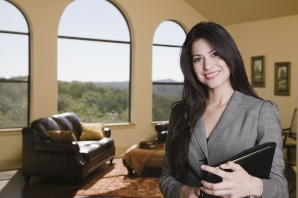 Hispanic real estate saleswoman