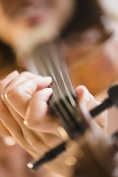 Cape Verdean woman playing the violin