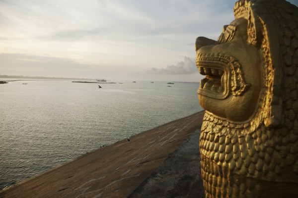 Lion statue and Tonle Sap River