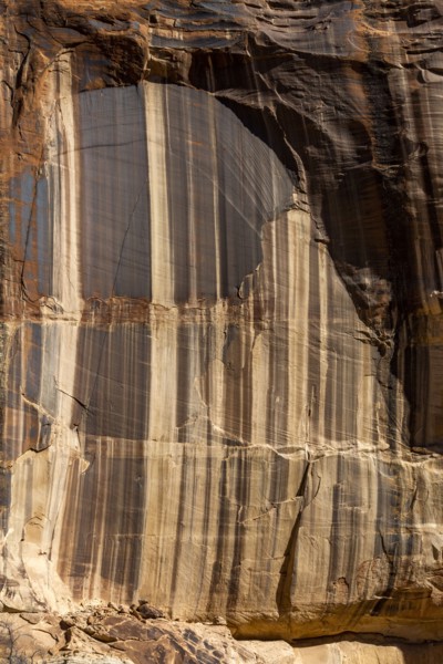 Color striations in sandstone cliffs