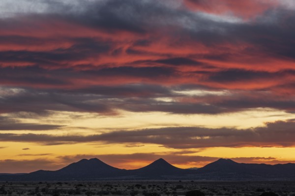 USA, New Mexico, Santa Fe, Dramatic sunset sky above mountains