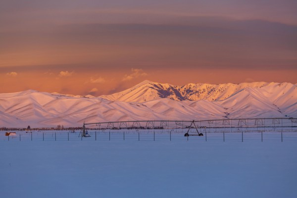 USA, Idaho, Bellevue, Snow covered field and mountains at sunrise