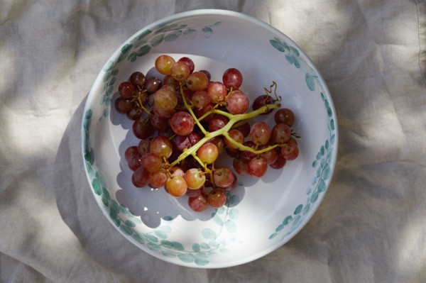 Overhead view of bunch of grapes in bowl