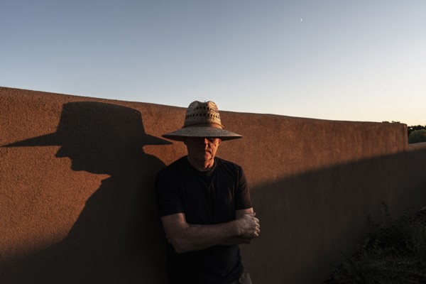 Usa, New Mexico, Santa Fe, Portrait of man in straw hat against adobe wall, Santa Fe, New Mexico,