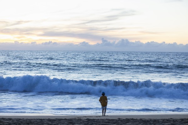 Mexico, Baja, Pescadero, Silhouette of boy on beach at dusk, Pescadero, Baja, Mexcio