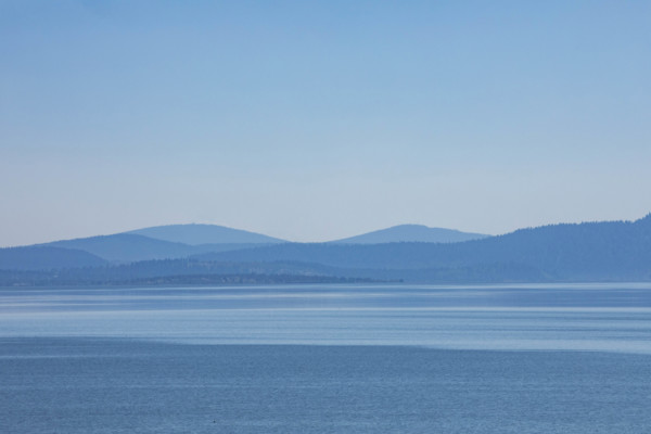 USA, Oregon, Klamath Falls, Clear blue sky and hills by calm Kiamath Lake