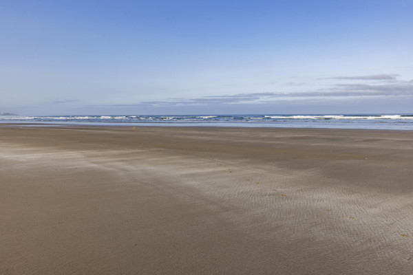 USA, Oregon, Newport, Blue sky over empty Oregon beach
