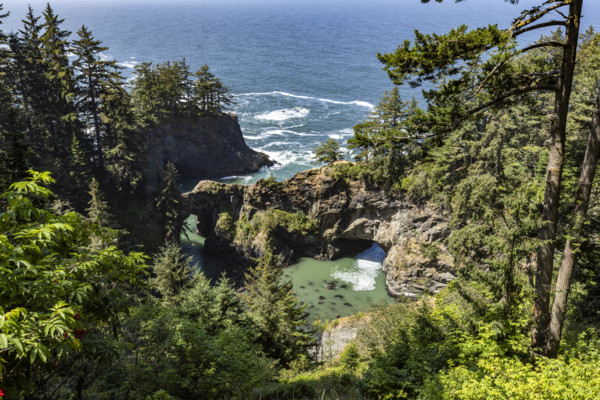 USA, Oregon, Brookings, Natural bridges formation on Oregon Coast