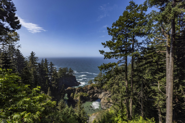 USA, Oregon, Brookings, Natural bridges formation on Oregon Coast