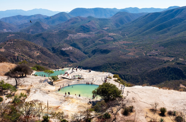 Mexico, Oaxaca, Oaxaca de Juarez, Hierve el Agua, Turquoise pools and travertine rock formations