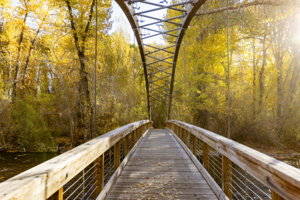 USA, Idaho, Hailey, Bow Bridge over Big Wood River in autumn
