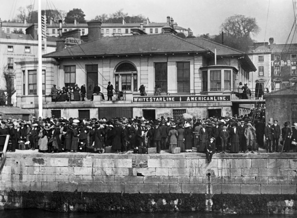 Foule de passagers attendant d’embarquer à bord d'un transbordeur, sur les quais de Queenstown en Irlande