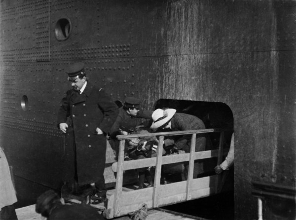 Une passagère et son enfant, débarquant maladroitement du RMS Franconia