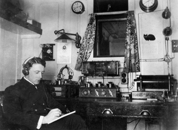 L’opérateur Brent au travail, dans la salle de radio du RMS Olympic