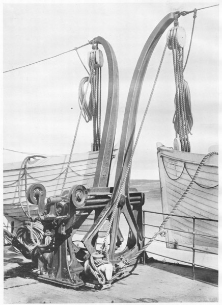 Illustration montrant deux des bossoirs Welin Davit utilisés pour descendre les canots de