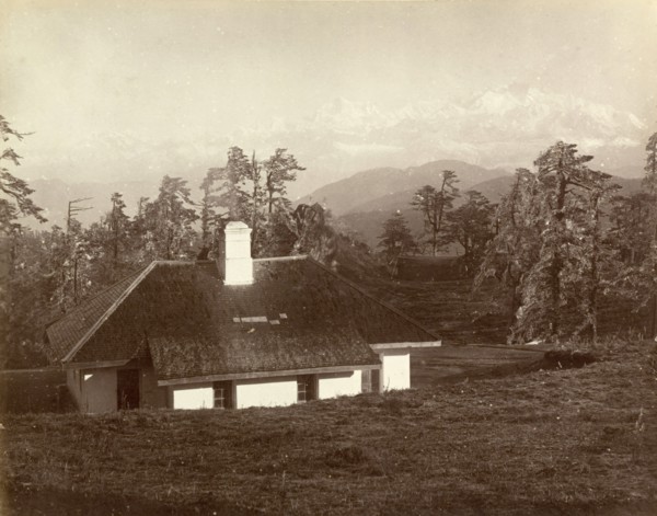 Dak bungalow overlooking Kanchenjunga . A dak bungalow (traveller's rest house) near Darjeeling