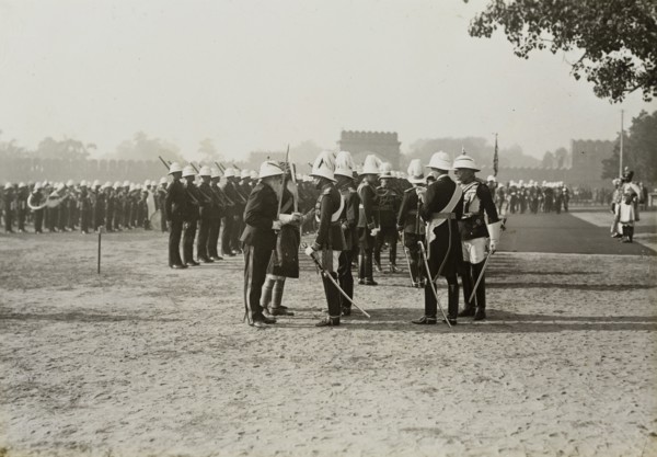 The King meets mutiny veterans. King George V (r.1910-36) meets military veterans of the Indian