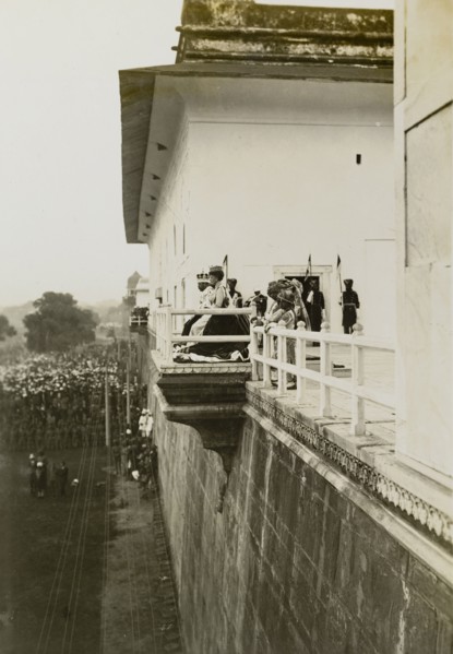 The day after the Coronation Durbar. King George V (r.1910-36) and Queen Mary appear before crowds