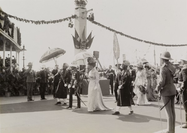 King George V arrives in Kolkata. King George V (r.1910-36), Queen Mary and the royal entourage