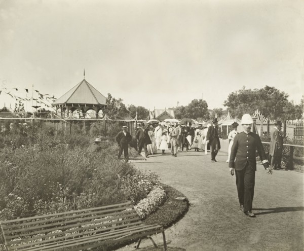 The Earl of Hopetoun visits Perth Zoo. The Earl of Hopetoun, Governor General of Australia, visits