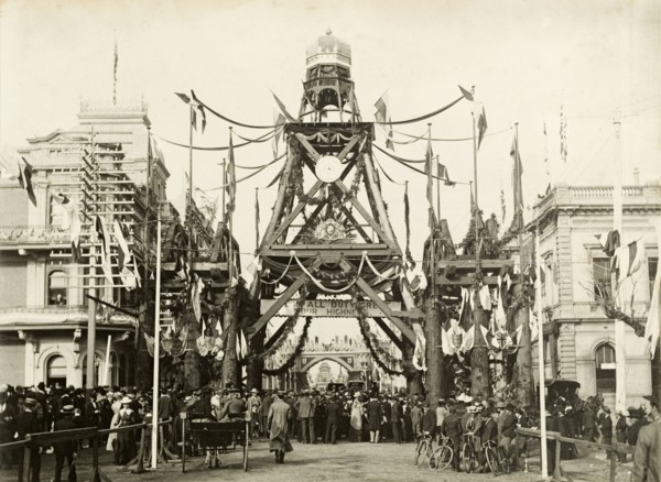 Royal welcome arch at Perth. A welcome arch at the intersection of William Street and St. George's