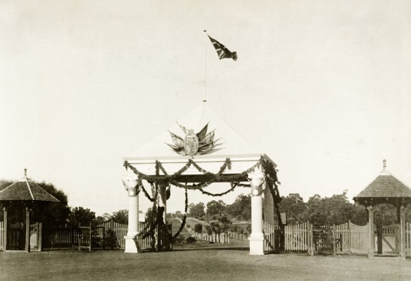 Royal welcome arch at King's Park, Perth. A welcome arch festooned with garlands at the entrance to