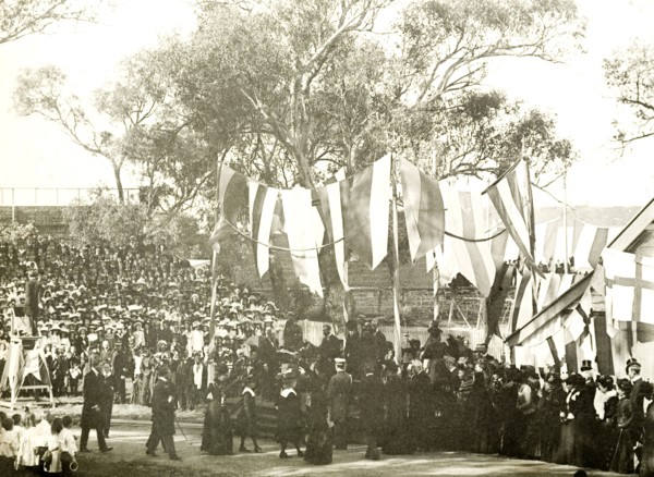 The Duke and Duchess address school children, Perth. Crowds of spectators watch as the Duke and