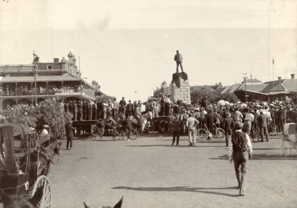 Unveiling of statue of Cecil John Rhodes. Crowds gather to see the unveiling of a commemorative
