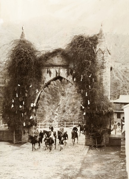 British government officers arrive in Chamba. Four British government officers, accompanied by an