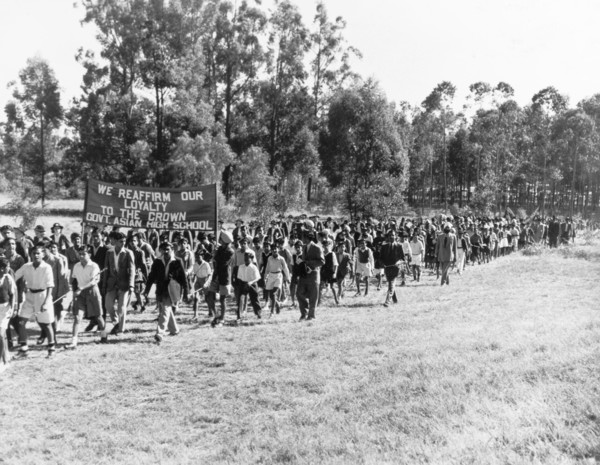 Asian students arrive at Government House. A long line of Asian high school students arrive at
