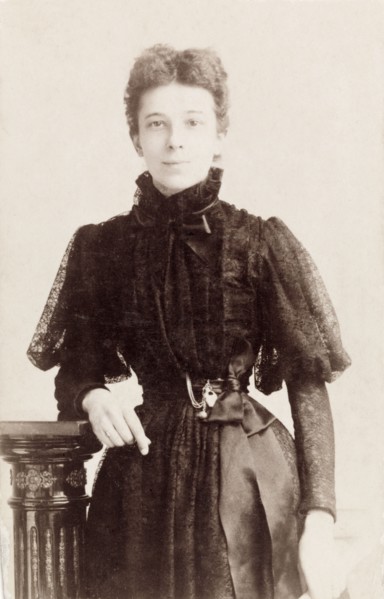 Portrait of Minnie Murray. Studio portrait of Minnie Murray (nee Hepworth), aged 25, posing in