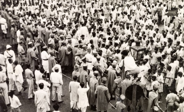 Policing the riots in Calcutta, 1946. Indian police form a barricade with lathis (bamboo sticks) to